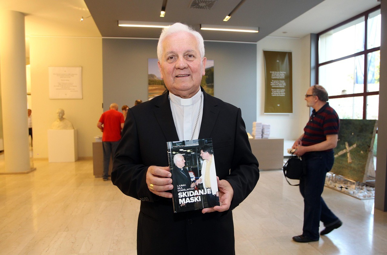 Franjo Komarica hält sein neues Buch in der Hand
