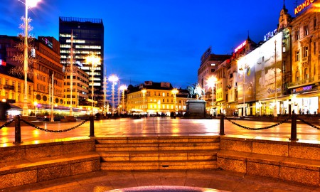 Zagreb bei Nacht auf dem Ban Jelacic Platz im Zentrum (Trag Bana Jelacic)