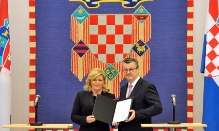 Kolinda Grabar-Kiatrovic und Tihomir Oreskovic in Zagreb bei der offiziellen Verkündung über die Zusammenstellung der neuen Regierung. Die „Domoljubna“ Koalition um HDZ und MOST haben mit insgesamt 78 Sitzen geeinigt. (Foto: Ured Predsjednice HR)