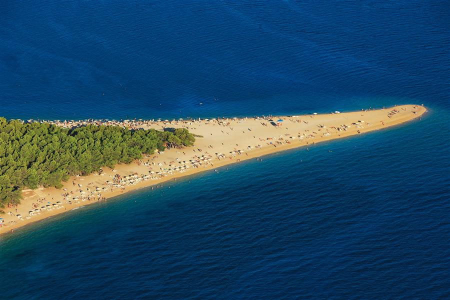Zlatni Rat, zu deutsch Goldenes Horn, ist der wohl berühmteste Strand in Kroatien. Man findet Super-Strand auf der Insel Brac nahe dem Ort Bol.