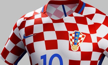 Nike hat die neuen Trikots der kroatischen Fußball-Nationalmannschaft vorgestellt. Wieder diente das Schachmuster des kroatischen Wappens als zentrales Design-Element. Die groß-weißen Quadrate sind seit über 500 Jahren das nationale Symbol der Kroaten und repräsentieren Frieden, Mut und Kraft.