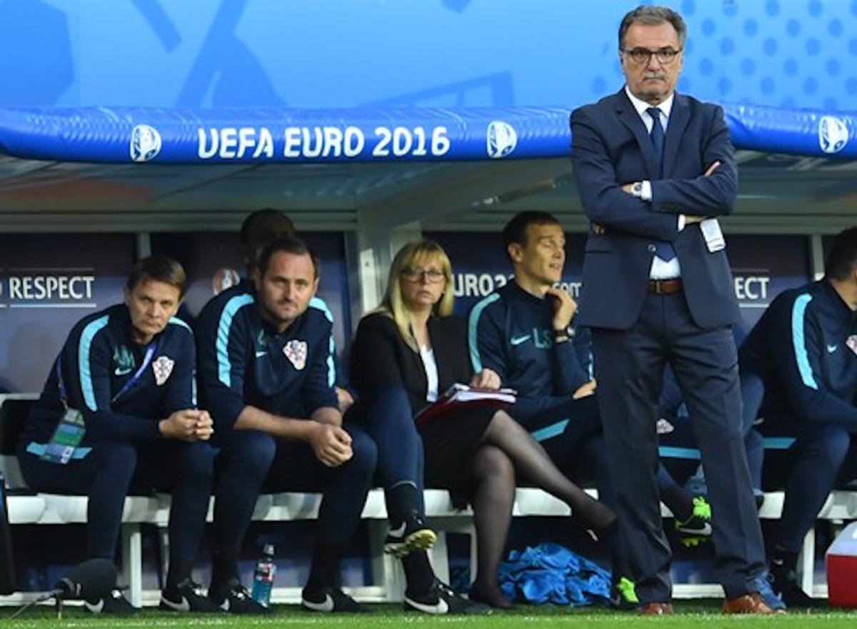 Der kroatische Trainer Ante Cacic schaut ratlos beim Spiel seiner Mannschaft gegen Portugal zu