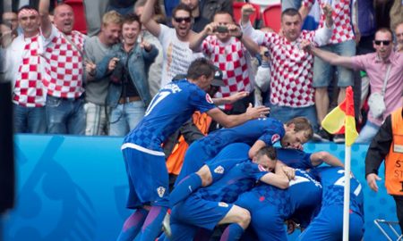 Kroatien siegt in einem intensiven und körperbetonten Spiel in der Gruppe D gegen die Türkei. Real-Spieler Luka Modric sorgt mit einem Traumtor für das entscheidende Tor gegen die Türken.
