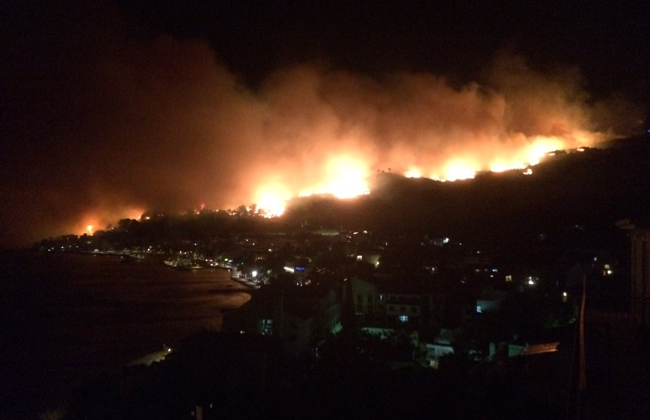 Touristen müssen in den kroatischen Orten Tucepi und Makarska vor dem Feuer flüchten. Ursache des Brande ist noch unklar (Foto: Twitter-Screenshot)