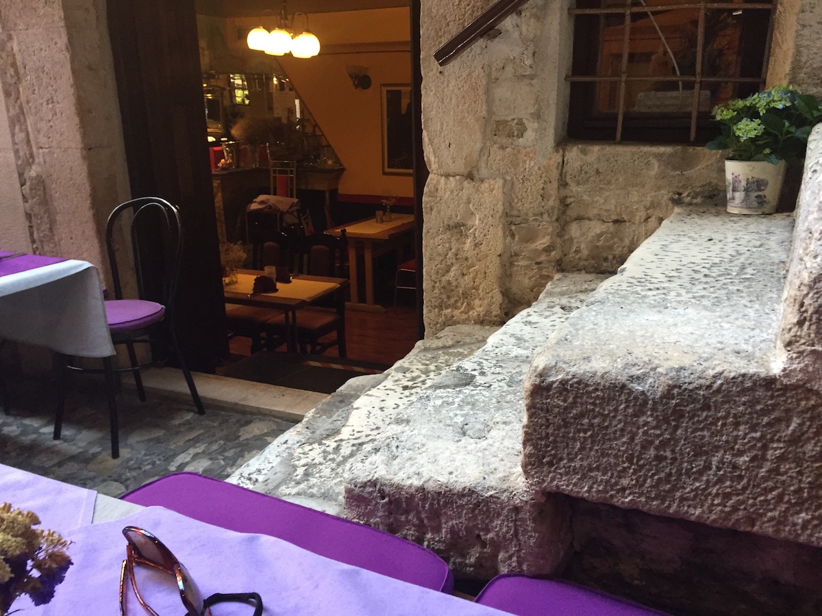 Das beste Restaurant im kroatischen Trogir ist das Konoba Era mitten in der Altstadt.