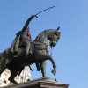 Der Ban-Jelačić-Platz ist der zentrale Platz und Treffpunkt von Zagreb und wurde nach Ban Josip Jelačić benannt. Auf dem Platz befindet sich seine Reiterstatue. Die Skulptur wurde vom österreichischen Künstler Anton Dominik Fernkorn geschaffen und am 19. Oktober 1866 eingeweiht.