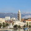 Split ist die zweitgrößte Stadt Kroatiens und befindet sich im südlichen Teil des Landes an der Adriaküste. Die Stadt ist bekannt für ihre historischen Bauten und ihre Lage inmitten einer malerischen Landschaft aus Bergen und Meer.