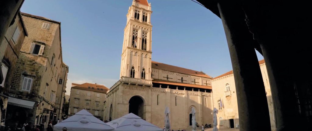 Die St.-Laurentius-Kathedrale in der kroatischen Stadt Trogir ist ein Meisterwerk der gotischen Architektur und eines der bekanntesten Bauwerke der Stadt.